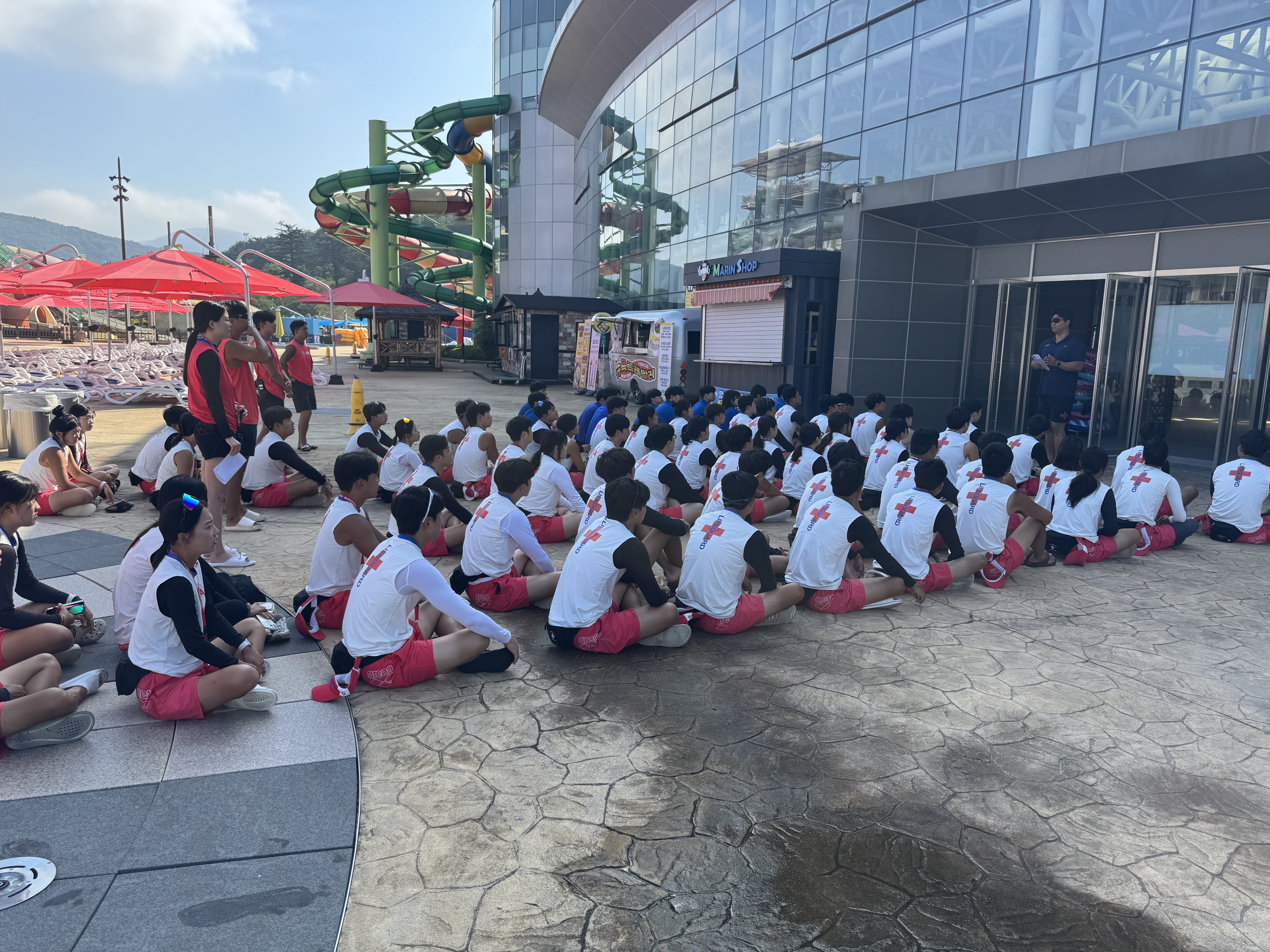 현장 브리핑 및 안전 교육 장면